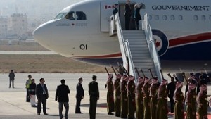 O primeiro-ministro Stephen Harper e a sua esposa Laureen acenam quando se preparam para sair de Amã, na Jordânia, no sábado, 25 janeiro, 2014. Enquanto no Médio Oriente, Harper visitou Israel, Cisjordânia e Jordânia. THE CANADIAN PRESS/Sean Kilpatrick