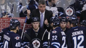 Claude Noel fala com os seus jogadores, durante um jogo da NHL