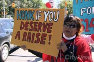 Manifestantes pedem um aumento no salário mínimo do Ontário – foto de arquivo: CityNews