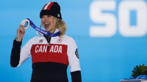 Dominique Maltais do Canadá sorri enquanto segura a sua medalha de prata, durante a cerimónia de imposição das medalhas nos Jogos Olímpicos de Inverno de 2014. (AP / David Goldman)