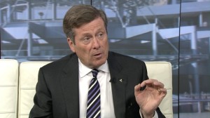 O anfitrião do Newstalk 1010, John Tory, durante uma entrevista