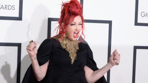 Cyndi Lauper chega à 56ª edição dos Grammy Awards no Staples Center, em Los Angeles - 26 janeiro, 2014. (Foto: Jordan Strauss / Invision / AP)