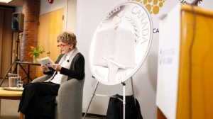 Vencedora do Prémio Nobel, a escritora canadiana Alice Munro lê a partir do seu livro "The View From Castle Rock" na (biblioteca) Great Victoria Public Library, em Victoria, BC - 24 de março, 2014. (The Canadian Press / Chad Hipolito)