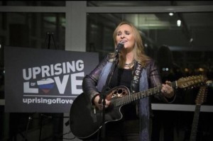 A cantora Melissa Etheridge atua no 'Uprising of Love", em 11 de dezembro de 2013. FACEBOOK/Melissa Etheridge