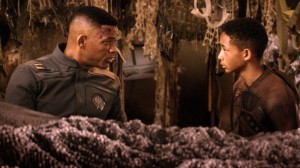 Esta imagem publicitária do filme lançado pela Sony - Columbia Pictures mostra Will Smith, à esquerda, e Jaden Smith numa cena de ""After Earth". (AP / Sony, Columbia Pictures)