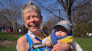 Jean Marmoreo, 71, de Toronto, segura a neta de quatro meses de idade, depois de terminar em primeiro lugar entre as mulheres com idade entre 70-74 na Maratona de Boston de ontem. (CNW Group/Dr. Jean Marmoreo)