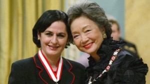 A Governadora Geral Adrienne Clarkson (direita) condecora Veronica Tennant de Toronto com a Ordem do Canadá, durante uma cerimónia no Rideau Hall, em Otava - 14 de maio, 2004. (The Canadian Press/Jonathan Hayward)