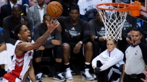 DeMar DeRozan dos Toronto Raptors, à esquerda, num momento do jogo contra os Brooklyn Nets. THE CANADIAN PRESS/Nathan Denette