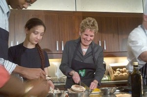 Kathleen Wynne na escola de culinária Loblaws Maple Leaf Gardens, promovendo a reintrodução da (lei) Local Food Act na segunda-feira, 25 de março de 2013. Charlene Close/680News