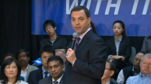 Tim Hudak fala durante uma paragem de campanha - 20 de maio, 2014