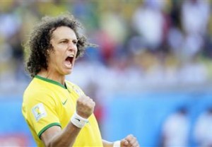 David Luiz festeja o golo na marcação da grande penalidade a favor do Brasil. (EPA / DENNIS SABANGAN)