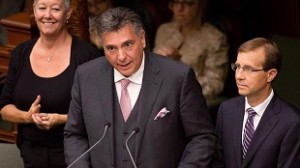 Charles Sousa, ministro das Finanças, é oficialmente empossado no Queen’s Park em Toronto, na terça-feira, 24 de junho, 2014. THE CANADIAN PRESS/Nathan Denette