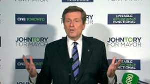 John Tory fala com os repórteres na sexta-feira à tarde.