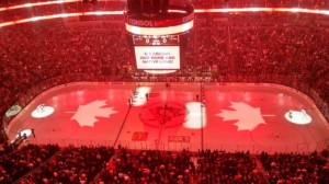 Os Pittsburgh Penguins fizeram uma homenagem ao Canadá, na sequência de um tiroteio fatal em Otava, Ontário, cantando "O Canada" antes do início do seu jogo em casa contra os Philadelphia Flyers, na quarta-feira, 22 de outubro de 2014 (Twitter)