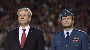 O primeiro-ministro Stephen Harper participa numa homenagem às Forças Armadas do Canadá, ao cabo Nathan Cirillo e ao Subtenente Patrice Vincent, antes do início de um jogo da CFL. THE CANADIAN PRESS/Sean Kilpatrick