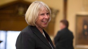 Deb Matthews faz o seu caminho através da legislatura no Queens Park. Foto de arquivo. (The Canadian Press / Chris Young)