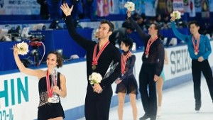 Meagan Duhamel, à esquerda, e Eric Radford, segundo à esquerda, acenam para os fãs após a cerimónia da entrega de prémios em patinagem artística NHK Trophy, em Osaka, Japão, sábado, 29 de novembro de 2014. (AP Photo / Shizuo Kambayashi)