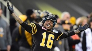 Brandon Banks (Hamilton Tiger-Cats) celebra um “touchdown” contra os Montreal Alouettes na final CFL Divisão Leste, em Hamilton, Ontário., no domingo, 23 de novembro de 2014. THE CANADIAN PRESS/Frank Gunn