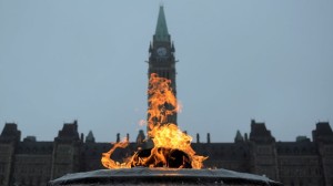 A Centennial Flame arde no Parliament Hill, em Otava. Foto de arquivo. (The Canadian Press / Sean Kilpatrick)