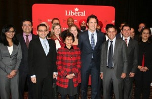 Justin Trudeau, ao centro, o líder nacional do partido Liberal, com um número de candidatos do partido a um lugar de deputado federal em Otava, incluindo o luso-canadiano Peter Fonseca, segundo a contar da direita, na fila da frente, que vai ser o candidato dos Liberais pela área de Mississauga-East Cooksville. LA/CMC