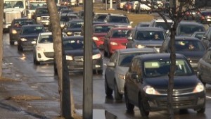 O plano de 10 anos da cidade de Montreal inclui uma meta para aumentar o número de utilizadores de transporte coletivo e bicicletas, durante a hora de ponta da manhã - de 47 por cento para mais de metade (CBC)