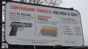 A National Coalition Against Tobacco Contraband tem vindo a colocar cartazes em toda a província, incluindo Sudbury. (Martha Dillman / CBC)