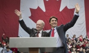 O líder Liberal Justin Trudeau (à direita) e o ex-primeiro-ministro Jean Chretien juntos no palco, durante um evento de comemoração do 50º aniversário da Bandeira do Canadá, em Mississauga.THE Canadian Press / Chris Young