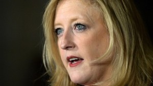 A ministra dos Transportes, Lisa Raitt, nesta foto de arquivo. THE CANADIAN PRESS/Sean Kilpatrick