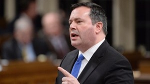 Jason Kenney vai assumir o Departamento da Defesa Nacional, com Rob Nicholson a seguir para o ministério dos Negócios Estrangeiros, na sequência de uma remodelação governamental de segunda-feira. (Adrian Wyld / The Canadian Press)