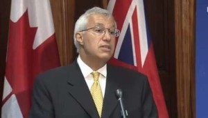  O crítico de energia do PC Ontário, Vic Fedeli, fala com os Media, nesta foto de arquivo. CityNews