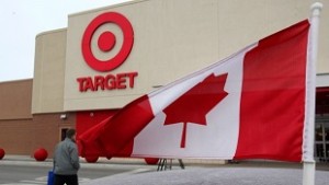 Uma bandeira canadiana esvoaça no carro estacionado de um cliente em frente a uma loja Target em Guelph, Ontário. (The Canadian Press / Dave Chidley)