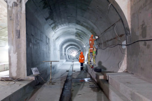 Os trabalhadores da construção são vistos no túnel sul da Estação Finch West para a Estação Pioneer Village em Toronto. 10 de dezembro de 2014. Divulgação / TTC