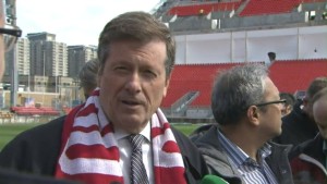 O presidente John Tory fala com os repórteres no BMO Field 10 de março de 2015.