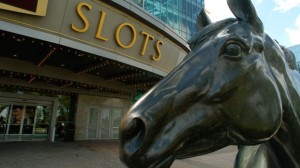 Uma estátua do famoso cavalo de corrida, Northern Dancer, no exterior da entrada principal da Woodbine Racetrack. (Tibor Kolley)