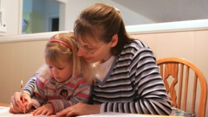 Hannelore Romeike trabalha com Damaris Romeike, 3, na sua casa em Morristown, Tennessee. Foto de arquivo. (AP Photo / Wade Payne)