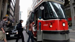 Um elétrico da TTC no centro de Toronto, nesta foto de arquivo. (JP Moczulski / The Canadian Press)