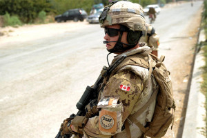 Foto de arquivo de um soldado canadiano da NATO. GETTY IMAGES / AFP / Yuri Cortez