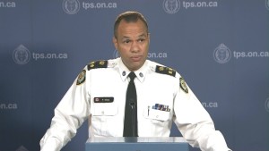  O vice-chefe de polícia, Peter Sloly, durante uma conferência de imprensa na sede da Polícia de Toronto - 4 de agosto de 2015