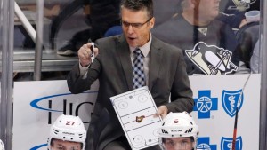 O treinador dos Ottawa Senators, Dave Cameron, dá instruções durante o primeiro período de um jogo de hóquei no gelo da NHL contra os Pittsburgh Penguins, em Pittsburgh - 15 outubro de 2015. (AP Photo / Gene J. Puskar)