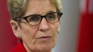 A primeira ministra do Ontário Kathleen Wynne durante um anúncio, nesta foto de 31 de março de 2016. THE Canadian PRESS IMAGES/Lars Hagberg