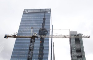 A CN Tower é refletida num edifício alto por trás de uma grua de construção no centro de Toronto, nesta foto de arquivo (2012). (Pawel Dwulit / The Canadian Press)