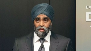 O ministro da Defesa Harjit Sajjan realizou uma conferência de imprensa para discutir consultas públicas abertas e transparentes sobre a política de defesa do Canadá. (Sean Kilpatrick / The Canadian Press)