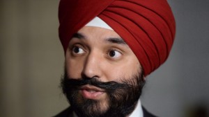 Navdeep Bains, o ministro do Desenvolvimento Económico, anunciou um financiamento de 19,6 milhões de dólares para ajudar a inovação avançada entre as pequenas empresas do setor automóvel. (Sean Kilpatrick/Canadian Press)