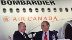 O CEO da Bombardier Alain Bellemare, à esquerda, apertou as mãos do CEO da Air Canada, Calin Rovinescu, em fevereiro, quando o acordo de princípio para os jatos foi alcançado. (Paul Chiasson / imprensa canadense) 