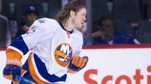 Foto de perfil NHL de Matt Martin, dos New York Islanders, durante um jogo contra os Calgary Flames em Calgary, em fevereiro de 2016. THE CANADIAN PRESS IMAGES/Larry MacDougal