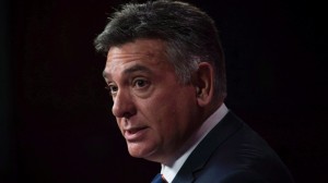 O ministro das Finanças do Ontário, Charles Sousa, fala durante uma conferência de imprensa no Queen’s Park - 22 de setembro de 2014. (The Canadian Press / Darren Calabrese)