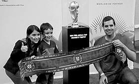 Michael Paulo com os filhos Sophia Paulo e Mateo Paulo quiseram ver o Troféu do Campeonato do Mundo de Futebol