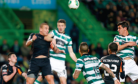 Rickyvan Wolfswinkel e Ghilas em lance aéreo na área do Moreirense