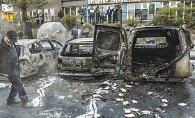 Manifestantes atacaram a polícia e incendiaram viaturas