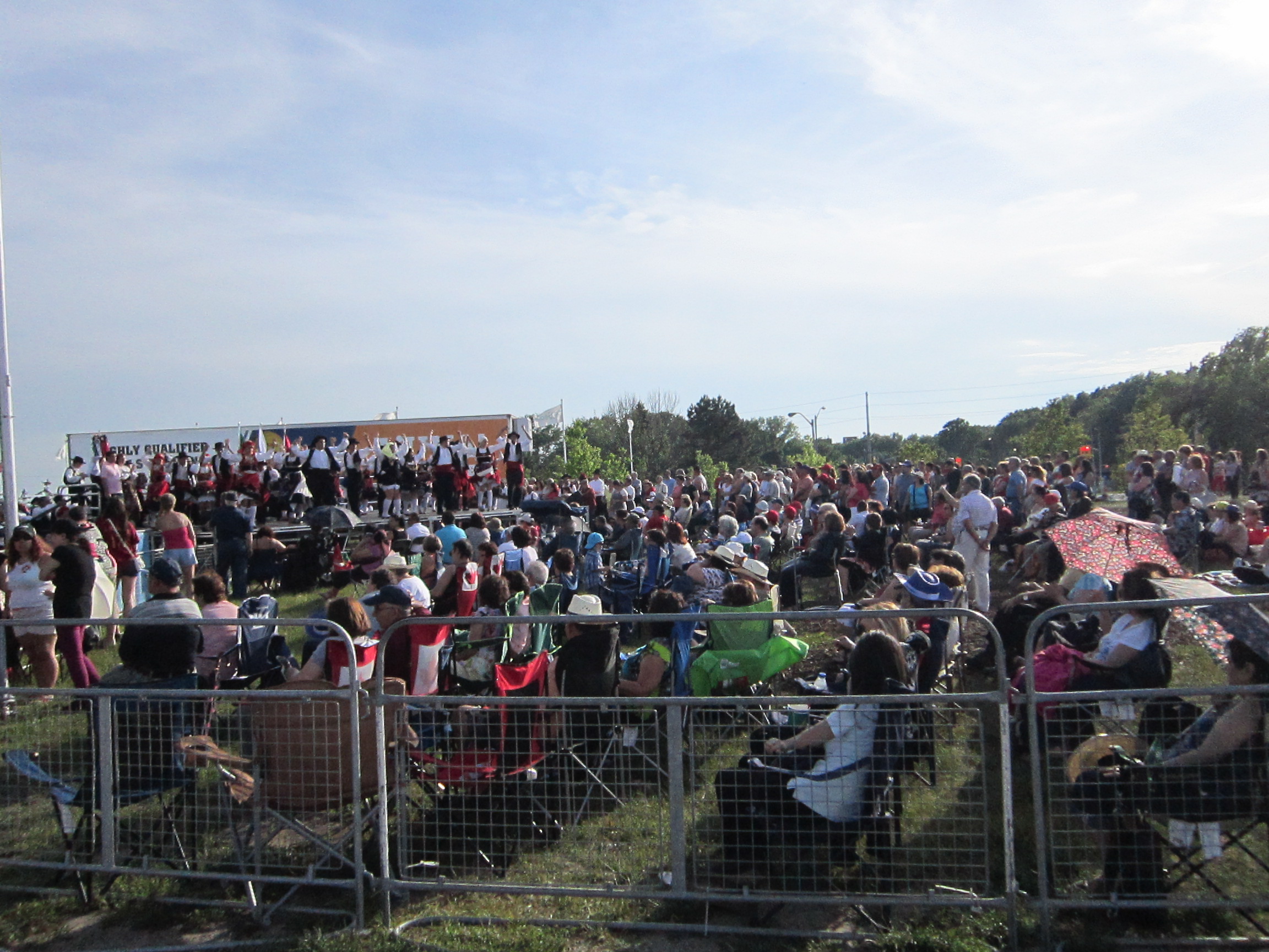 Público assiste à atuação do rancho folclórico da Associação Cultural do Minho